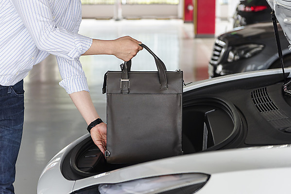 포토 JPG 주간 남자 가방 한명 들기 상반신 20대 성인 야외 옆모습 아웃포커스 한국인 그린에너지 친환경 주차장 보닛 넣기 자동차트렁크 전기자동차 성인남자한명만 국내포토 자연요소 1 잡화 뷰포인트 모션 자동차 촬영기법 사람 동양인 청년 환경 에너지 남자한명만 성인남자만 파일형식