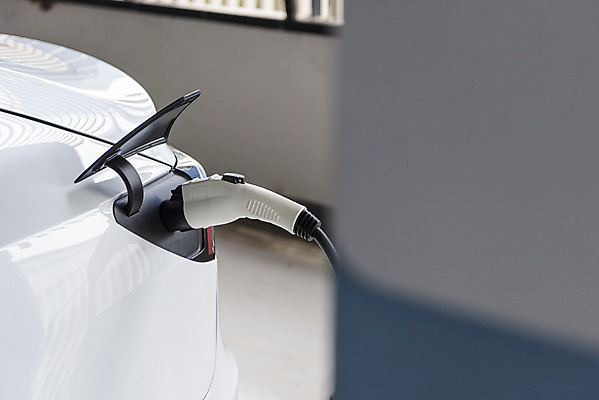 포토 JPG 주간 사람없음 야외 그린에너지 소프트포커스 친환경 주차장 전기자동차 전기충전 충전기 충전소 국내포토 자연요소 자동차 촬영기법 환경 기계 에너지 충전 파일형식