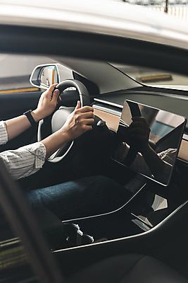 포토 JPG 주간 손 남자 한명 앉기 상반신 20대 성인 야외 옆모습 신체부위 태블릿 운전 한국인 잡기 그린에너지 친환경 차안 전기자동차 성인남자한명만 국내포토 자연요소 1 뷰포인트 모션 자동차 사람 동양인 청년 전자제품 스마트기기 환경 에너지 남자한명만 성인남자만 파일형식