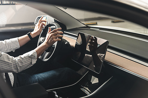 포토 JPG 주간 남자 한명 앉기 상반신 20대 성인 야외 옆모습 태블릿 운전 한국인 그린에너지 친환경 주차장 차안 전기자동차 성인남자한명만 자율주행 국내포토 자연요소 1 뷰포인트 모션 자동차 사람 동양인 청년 전자제품 스마트기기 환경 에너지 남자한명만 성인남자만 파일형식 4차산업