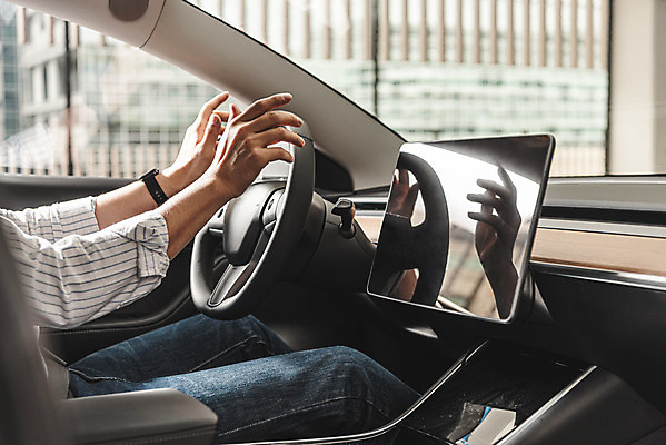 포토 JPG 주간 남자 한명 앉기 상반신 20대 성인 야외 옆모습 아웃포커스 태블릿 운전 한국인 그린에너지 친환경 주차장 차안 전기자동차 성인남자한명만 자율주행 국내포토 자연요소 1 뷰포인트 모션 자동차 촬영기법 사람 동양인 청년 전자제품 스마트기기 환경 에너지 남자한명만 성인남자만 파일형식 4차산업