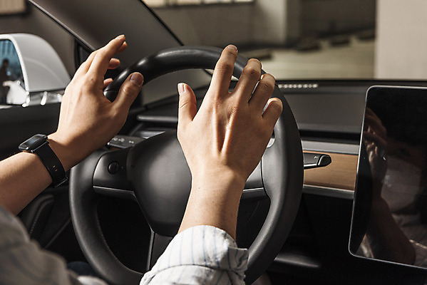 포토 JPG 주간 손 야외 신체부위 태블릿 운전 그린에너지 친환경 주차장 차안 전기자동차 자율주행 국내포토 자연요소 모션 자동차 사람 전자제품 스마트기기 환경 에너지 파일형식 4차산업