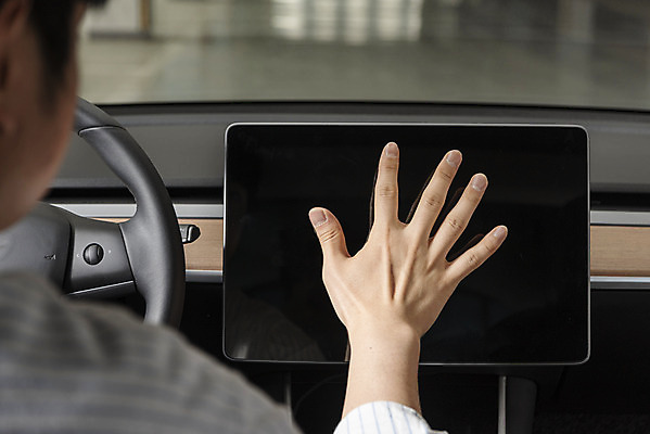 포토 JPG 주간 손 남자 한명 상반신 20대 성인 야외 뒷모습 태블릿 터치 한국인 그린에너지 친환경 주차장 차안 전기자동차 성인남자한명만 국내포토 자연요소 1 뷰포인트 자동차 사람 동양인 청년 신체부위 전자제품 스마트기기 환경 에너지 남자한명만 성인남자만 파일형식