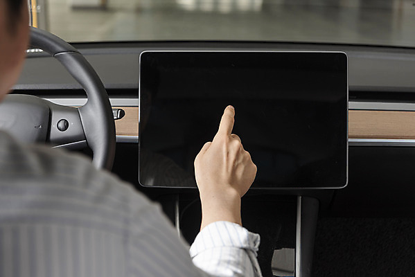 포토 JPG 주간 손 남자 한명 상반신 20대 성인 야외 뒷모습 아웃포커스 태블릿 터치 한국인 그린에너지 친환경 주차장 차안 전기자동차 성인남자한명만 국내포토 자연요소 1 뷰포인트 자동차 촬영기법 사람 동양인 청년 신체부위 전자제품 스마트기기 환경 에너지 남자한명만 성인남자만 파일형식