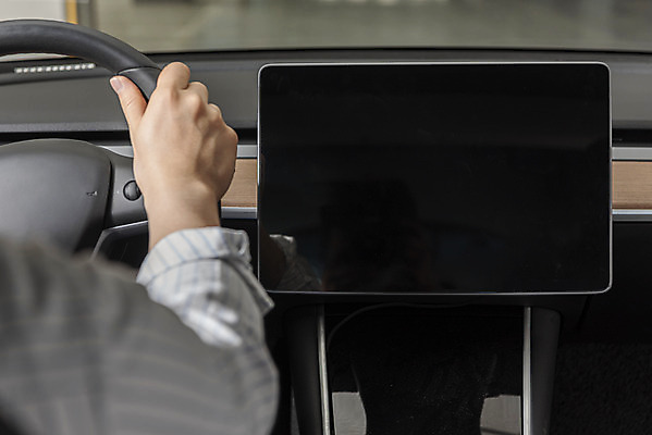 포토 JPG 주간 손 남자 한명 상반신 20대 성인 야외 뒷모습 태블릿 운전 한국인 잡기 그린에너지 친환경 주차장 차안 전기자동차 성인남자한명만 국내포토 자연요소 1 뷰포인트 모션 자동차 사람 동양인 청년 신체부위 전자제품 스마트기기 환경 에너지 남자한명만 성인남자만 파일형식