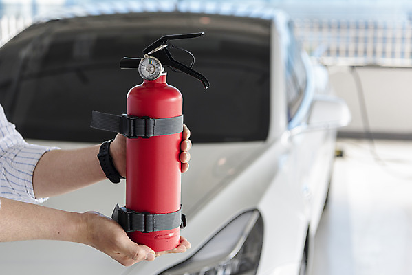 포토 JPG 주간 손 들기 야외 아웃포커스 신체부위 그린에너지 친환경 주차장 소화기 전기자동차 전기충전 충전기 국내포토 자연요소 모션 자동차 촬영기법 사람 환경 기계 에너지 안전장비 소방 충전 파일형식