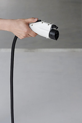 포토 JPG 주간 손 들기 야외 신체부위 그린에너지 친환경 주차장 전기자동차 전기충전 충전기 국내포토 자연요소 모션 자동차 사람 환경 기계 에너지 충전 파일형식