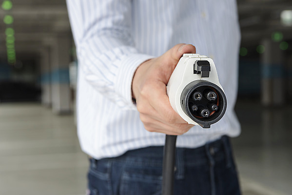 포토 JPG 주간 손 남자 한명 들기 상반신 20대 성인 야외 앞모습 아웃포커스 한국인 그린에너지 친환경 주차장 전기자동차 전기충전 충전기 충전소 성인남자한명만 국내포토 자연요소 1 뷰포인트 모션 자동차 촬영기법 사람 동양인 청년 신체부위 환경 기계 에너지 충전 남자한명만 성인남자만 파일형식