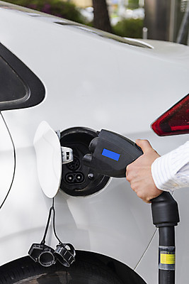 포토 JPG 주간 손 들기 야외 아웃포커스 신체부위 그린에너지 친환경 주차장 전기자동차 전기충전 충전기 충전소 국내포토 자연요소 모션 자동차 촬영기법 사람 환경 기계 에너지 충전 파일형식