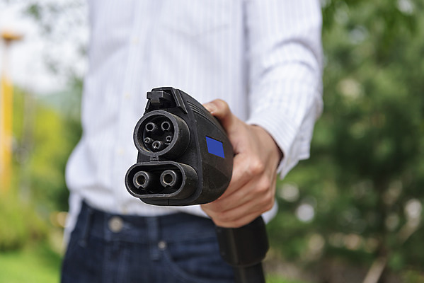 포토 JPG 주간 손 남자 한명 들기 상반신 20대 성인 야외 옆모습 아웃포커스 한국인 그린에너지 친환경 주차장 전기자동차 전기충전 충전기 충전소 성인남자한명만 국내포토 자연요소 1 뷰포인트 모션 자동차 촬영기법 사람 동양인 청년 신체부위 환경 기계 에너지 충전 남자한명만 성인남자만 파일형식