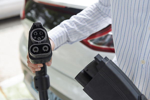 포토 JPG 주간 남자 한명 들기 상반신 20대 성인 야외 앞모습 아웃포커스 한국인 전선 그린에너지 친환경 주차장 전기자동차 전기충전 충전기 충전소 성인남자한명만 국내포토 자연요소 1 뷰포인트 모션 자동차 촬영기법 사람 동양인 청년 환경 기계 에너지 충전 남자한명만 성인남자만 파일형식