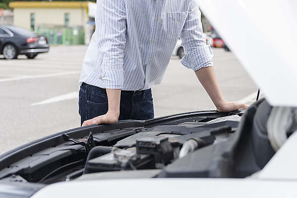 포토 JPG 주간 남자 한명 상반신 20대 성인 야외 옆모습 한국인 그린에너지 소프트포커스 친환경 주차장 엔진 보닛 전기자동차 성인남자한명만 국내포토 자연요소 1 뷰포인트 자동차 촬영기법 사람 동양인 청년 환경 에너지 남자한명만 성인남자만 파일형식