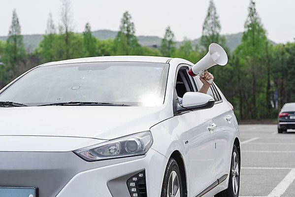 포토 JPG 주간 손 경고 들기 야외 아웃포커스 신체부위 확성기 그린에너지 친환경 주차장 소음 전기자동차 국내포토 자연요소 모션 자동차 촬영기법 사람 환경 소리 에너지 파일형식