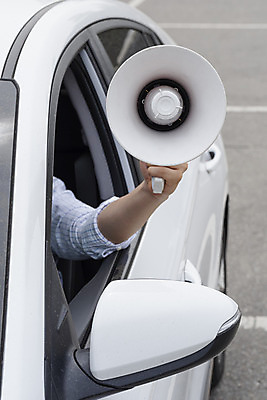 포토 JPG 주간 손 경고 들기 야외 신체부위 확성기 그린에너지 친환경 주차장 소음 전기자동차 국내포토 자연요소 모션 자동차 사람 환경 소리 에너지 파일형식