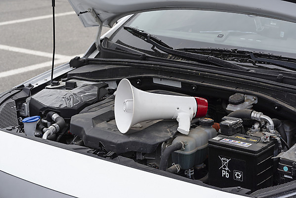 포토 JPG 주간 경고 들기 사람없음 야외 확성기 그린에너지 친환경 주차장 소음 엔진 보닛 전기자동차 국내포토 자연요소 모션 자동차 환경 소리 에너지 파일형식