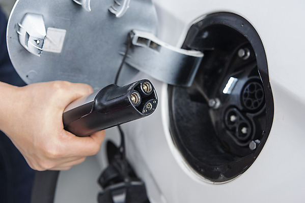 포토 JPG 주간 손 들기 야외 신체부위 그린에너지 친환경 주차장 단자 전기자동차 전기충전 충전기 충전소 국내포토 자연요소 모션 자동차 사람 환경 기계 에너지 충전 파일형식