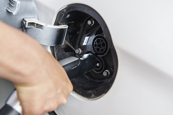 포토 JPG 주간 손 들기 근접촬영 야외 신체부위 그린에너지 친환경 주차장 단자 전기자동차 전기충전 충전기 충전소 국내포토 자연요소 뷰포인트 모션 자동차 사람 환경 기계 에너지 충전 파일형식