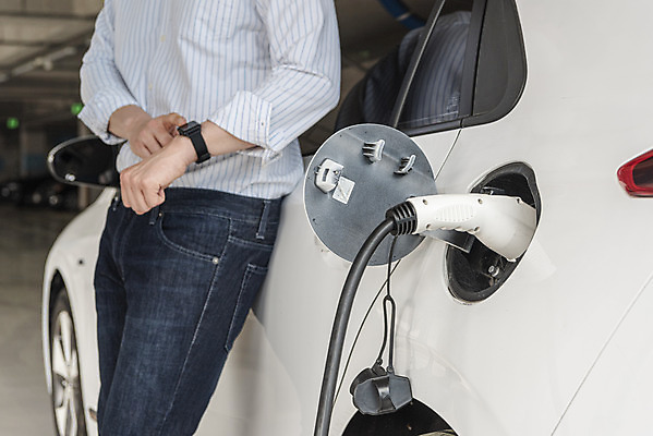 포토 JPG 주간 남자 한명 서기 상반신 20대 성인 야외 옆모습 아웃포커스 기댐 터치 한국인 기다림 그린에너지 친환경 주차장 전기자동차 전기충전 충전기 충전소 스마트워치 성인남자한명만 국내포토 자연요소 1 뷰포인트 모션 자동차 촬영기법 사람 동양인 청년 스마트기기 환경 기계 에너지 충전 웨어러블 남자한명만 성인남자만 파일형식