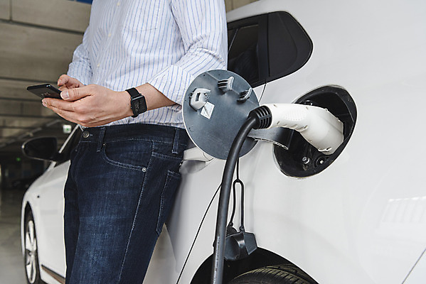 포토 JPG 주간 남자 한명 들기 상반신 20대 성인 야외 옆모습 스마트폰 기댐 한국인 기다림 그린에너지 친환경 주차장 전기자동차 전기충전 충전기 충전소 성인남자한명만 국내포토 자연요소 1 뷰포인트 모션 자동차 사람 동양인 청년 핸드폰 스마트기기 환경 기계 에너지 충전 남자한명만 성인남자만 파일형식