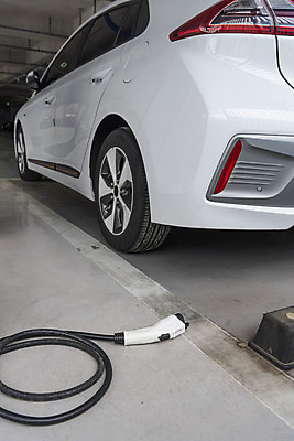 포토 JPG 주간 사람없음 야외 그린에너지 친환경 주차장 방치 전기자동차 전기충전 충전기 충전소 비매너 국내포토 자연요소 자동차 환경 기계 에너지 충전 파일형식