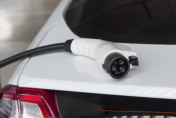 포토 JPG 주간 사람없음 야외 아웃포커스 그린에너지 친환경 주차장 전기자동차 전기충전 충전기 충전소 국내포토 자연요소 자동차 촬영기법 환경 기계 에너지 충전 파일형식