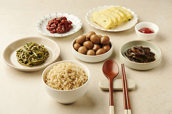 포토 JPG 스튜디오촬영 그릇 접시 한식 반찬 실내 사람없음 상차림 케첩 나무숟가락 계란말이 나무젓가락 메추리알장조림 백반 젓갈 집밥 현미밥 베이지색배경 고추장아치 국내포토 식기 음식 백그라운드 젓가락 밥 내부 숟가락 소스_음식 계란요리 장조림 베이지색 장아찌 파일형식