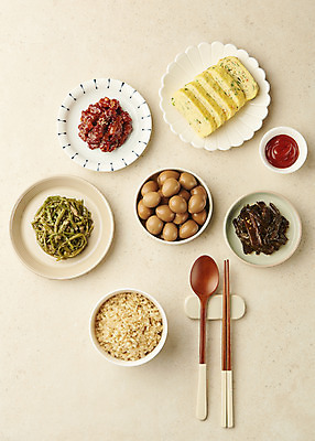 포토 JPG 스튜디오촬영 그릇 접시 한식 반찬 실내 사람없음 하이앵글 상차림 케첩 나무숟가락 계란말이 나무젓가락 메추리알장조림 백반 젓갈 집밥 현미밥 베이지색배경 고추장아치 국내포토 식기 음식 뷰포인트 백그라운드 젓가락 밥 내부 숟가락 소스_음식 계란요리 장조림 베이지색 장아찌 파일형식