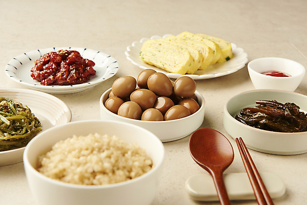 포토 JPG 스튜디오촬영 그릇 접시 한식 반찬 실내 사람없음 상차림 나무숟가락 계란말이 나무젓가락 메추리알장조림 백반 젓갈 집밥 현미밥 베이지색배경 고추장아치 국내포토 식기 음식 백그라운드 젓가락 밥 내부 숟가락 계란요리 장조림 베이지색 장아찌 파일형식