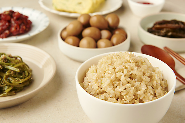 포토 JPG 스튜디오촬영 그릇 접시 한식 반찬 실내 사람없음 상차림 나무숟가락 계란말이 나무젓가락 메추리알장조림 백반 젓갈 집밥 현미밥 베이지색배경 고추장아치 국내포토 식기 음식 백그라운드 젓가락 밥 내부 숟가락 계란요리 장조림 베이지색 장아찌 파일형식