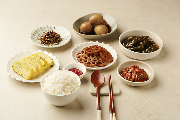 포토 JPG 스튜디오촬영 그릇 접시 한식 반찬 실내 사람없음 상차림 케첩 쌀밥 나무숟가락 계란말이 나무젓가락 계란장조림 멸치볶음 백반 연근조림 젓갈 집밥 흰밥 베이지색배경 고추장아치 국내포토 식기 음식 백그라운드 젓가락 밥 내부 숟가락 소스_음식 계란요리 볶음 조림 장조림 베이지색 장아찌 파일형식