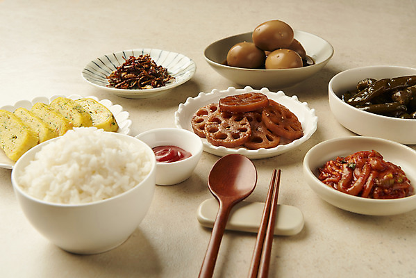 포토 JPG 스튜디오촬영 그릇 접시 한식 젓가락 반찬 실내 사람없음 상차림 케첩 쌀밥 나무숟가락 계란말이 나무젓가락 계란장조림 멸치볶음 백반 연근조림 젓갈 집밥 흰밥 베이지색배경 고추장아치 국내포토 식기 음식 백그라운드 밥 수저 내부 숟가락 소스_음식 계란요리 볶음 조림 장조림 베이지색 장아찌 파일형식