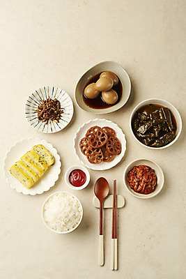 포토 JPG 스튜디오촬영 그릇 접시 한식 반찬 실내 사람없음 하이앵글 상차림 케첩 쌀밥 나무숟가락 계란말이 나무젓가락 계란장조림 멸치볶음 백반 연근조림 젓갈 집밥 흰밥 베이지색배경 고추장아치 국내포토 식기 음식 뷰포인트 백그라운드 젓가락 밥 내부 숟가락 소스_음식 계란요리 볶음 조림 장조림 베이지색 장아찌 파일형식