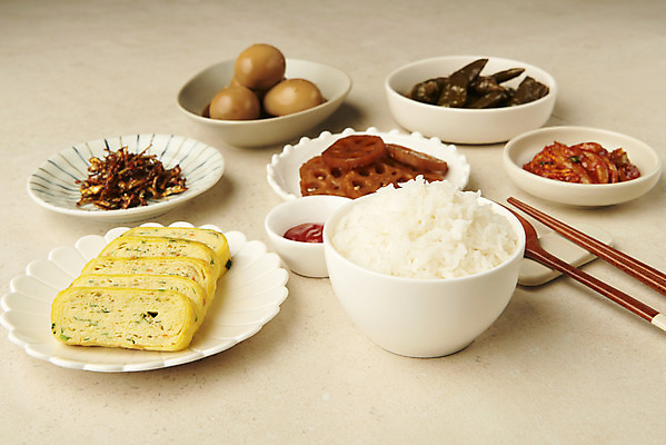 포토 JPG 스튜디오촬영 그릇 접시 한식 반찬 실내 사람없음 상차림 쌀밥 나무숟가락 계란말이 나무젓가락 계란장조림 백반 젓갈 집밥 흰밥 베이지색배경 고추장아치 국내포토 식기 음식 백그라운드 젓가락 밥 내부 숟가락 계란요리 장조림 베이지색 장아찌 파일형식