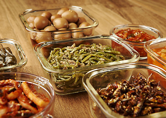 포토 JPG 스튜디오촬영 한식 반찬 실내 사람없음 상차림 볶음 고구마줄기 메추리알장조림 멸치볶음 밀폐용기 오징어무침 젓갈 집밥 나무배경 국내포토 음식 줄기 백그라운드 내부 용기_그릇 무침 장조림 파일형식