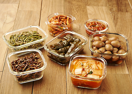 포토 JPG 스튜디오촬영 한식 반찬 실내 사람없음 상차림 볶음 나박김치 고구마줄기 메추리알장조림 멸치볶음 밀폐용기 집밥 나무배경 고추장아치 국내포토 음식 줄기 백그라운드 김치 내부 용기_그릇 장조림 장아찌 파일형식