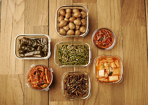 포토 JPG 스튜디오촬영 한식 반찬 실내 사람없음 하이앵글 상차림 볶음 나박김치 고구마줄기 메추리알장조림 멸치볶음 밀폐용기 오징어무침 젓갈 집밥 나무배경 고추장아치 국내포토 음식 뷰포인트 줄기 백그라운드 김치 내부 용기_그릇 무침 장조림 장아찌 파일형식