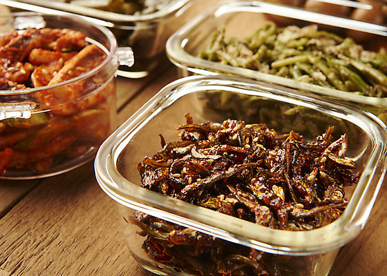 포토 JPG 스튜디오촬영 한식 반찬 실내 근접촬영 사람없음 상차림 볶음 고구마줄기 메추리알장조림 밀폐용기 오징어무침 집밥 나무배경 국내포토 음식 뷰포인트 줄기 백그라운드 내부 용기_그릇 무침 장조림 파일형식