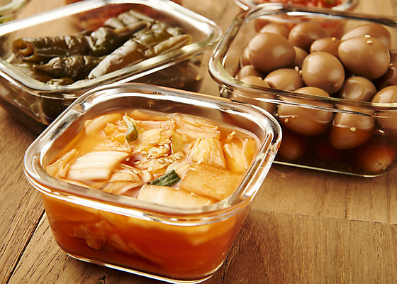 포토 JPG 스튜디오촬영 한식 반찬 실내 근접촬영 사람없음 상차림 발효 나박김치 발효음식 메추리알장조림 밀폐용기 집밥 나무배경 고추장아치 국내포토 음식 뷰포인트 백그라운드 김치 내부 용기_그릇 장조림 장아찌 파일형식