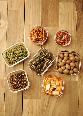 포토 JPG 스튜디오촬영 한식 반찬 실내 사람없음 하이앵글 상차림 나박김치 고구마줄기 메추리알장조림 멸치볶음 밀폐용기 오징어무침 집밥 나무배경 고추장아치 국내포토 음식 뷰포인트 줄기 백그라운드 김치 내부 용기_그릇 볶음 무침 장조림 장아찌 파일형식