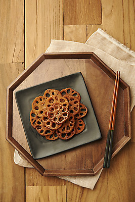 포토 JPG 스튜디오촬영 접시 한식 반찬 실내 사람없음 하이앵글 천 나무젓가락 나무쟁반 연근조림 집밥 나무배경 국내포토 식기 음식 뷰포인트 백그라운드 젓가락 쟁반 내부 목재 직물 조림 파일형식