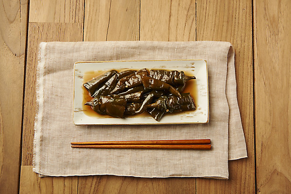 포토 JPG 스튜디오촬영 접시 한식 반찬 실내 사람없음 하이앵글 천 나무젓가락 집밥 나무배경 고추장아치 국내포토 식기 음식 뷰포인트 백그라운드 젓가락 내부 직물 장아찌 파일형식