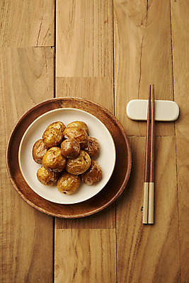 포토 JPG 스튜디오촬영 한식 반찬 실내 사람없음 하이앵글 나무젓가락 감자조림 나무쟁반 집밥 나무배경 국내포토 음식 뷰포인트 백그라운드 젓가락 쟁반 내부 목재 조림 파일형식