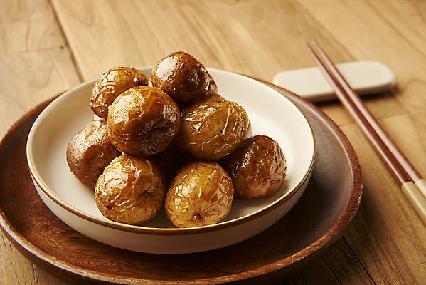 포토 JPG 스튜디오촬영 접시 한식 반찬 실내 사람없음 나무젓가락 감자조림 나무쟁반 집밥 나무배경 국내포토 식기 음식 백그라운드 젓가락 쟁반 내부 목재 조림 파일형식