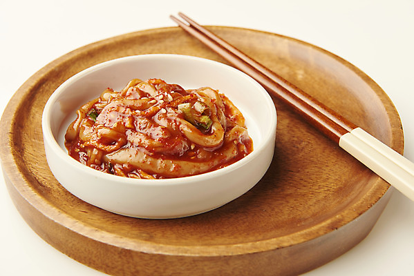 포토 JPG 스튜디오촬영 접시 한식 반찬 실내 사람없음 흰배경 나무젓가락 나무쟁반 오징어젓갈 집밥 국내포토 식기 음식 백그라운드 젓가락 쟁반 내부 목재 흰색 젓갈 파일형식