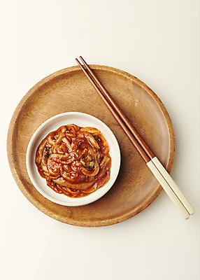 포토 JPG 스튜디오촬영 접시 한식 반찬 실내 사람없음 하이앵글 흰배경 나무젓가락 나무쟁반 오징어젓갈 집밥 국내포토 식기 음식 뷰포인트 백그라운드 젓가락 쟁반 내부 목재 흰색 젓갈 파일형식