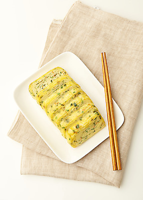 포토 JPG 스튜디오촬영 접시 한식 반찬 실내 사람없음 하이앵글 천 흰배경 계란말이 나무젓가락 집밥 국내포토 식기 음식 뷰포인트 백그라운드 젓가락 내부 흰색 직물 계란요리 파일형식