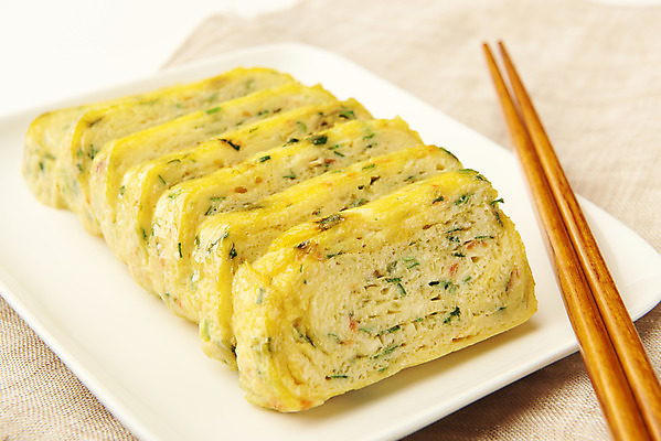 포토 JPG 스튜디오촬영 접시 한식 반찬 실내 근접촬영 사람없음 천 흰배경 계란말이 나무젓가락 집밥 국내포토 식기 음식 뷰포인트 백그라운드 젓가락 내부 흰색 직물 계란요리 파일형식