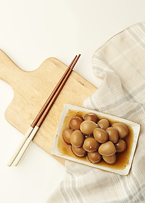 포토 JPG 스튜디오촬영 접시 한식 반찬 실내 사람없음 하이앵글 천 흰배경 나무젓가락 나무도마 메추리알장조림 집밥 국내포토 식기 음식 뷰포인트 백그라운드 젓가락 도마 내부 목재 흰색 직물 장조림 파일형식