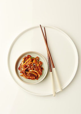 포토 JPG 스튜디오촬영 접시 한식 반찬 쟁반 실내 사람없음 하이앵글 흰배경 나무젓가락 오징어무침 집밥 국내포토 식기 음식 뷰포인트 백그라운드 젓가락 내부 흰색 무침 파일형식