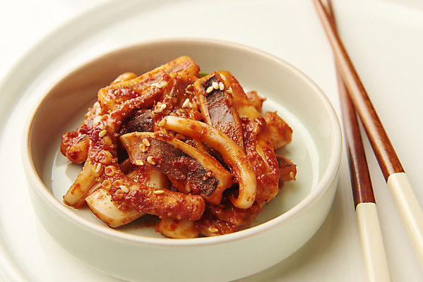 포토 JPG 스튜디오촬영 접시 한식 반찬 쟁반 실내 근접촬영 사람없음 흰배경 나무젓가락 오징어무침 집밥 국내포토 식기 음식 뷰포인트 백그라운드 젓가락 내부 흰색 무침 파일형식